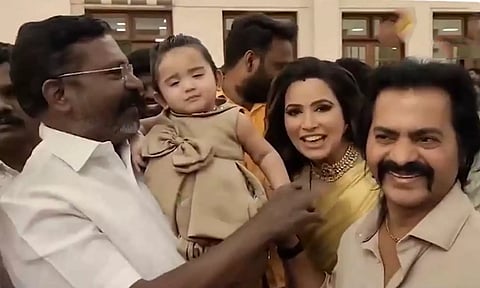 நடிகர் ரெடின் கிங்ஸ்லி குழந்தையை கொஞ்சிய திருமாவளவன்