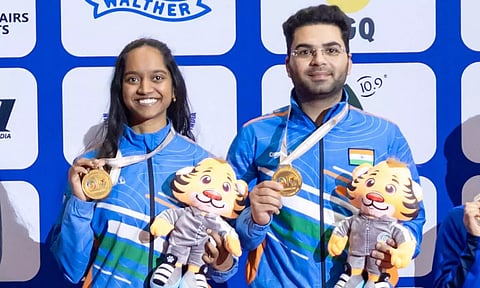 ஆசிய துப்பாக்கிச் சுடுதல்: கலப்பு இரட்டையரில் தங்கம் வென்றார் இளவேனில் வாலறிவன்