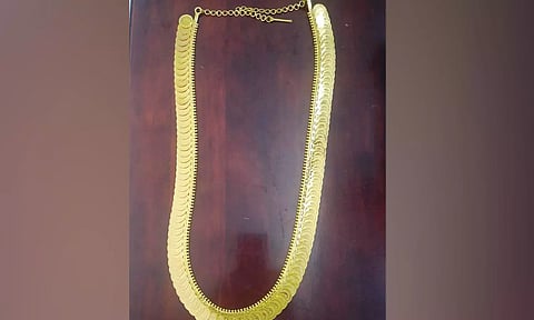 சிதம்பரம் நடராஜர் கோவிலுக்கு 50 பவுன் தங்க காசு மாலை- சென்னை பக்தர் காணிக்கையாக வழங்கினார்