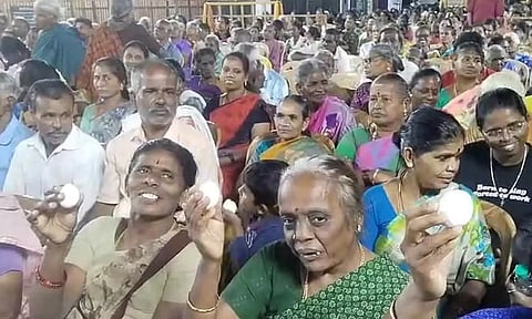 கோவை பொதுக்கூட்டத்தில் பொதுமக்களுக்கு முட்டை வழங்கிய தி.மு.க.வினர்