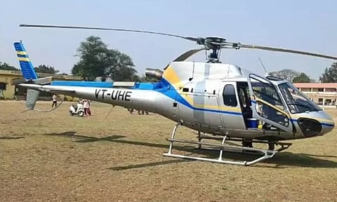 பள்ளி மைதானத்தில் அவசரமாக தரையிறங்கிய ஹெலிகாப்டர்