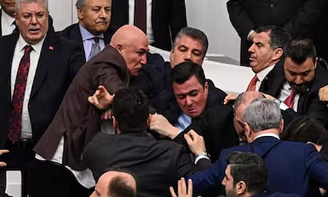 துருக்கி பாராளுமன்றத்தில் எம்.பி.க்கள் கைகலப்பு! ஒருவரையொருவர் தாக்கிக் கொண்டதால் பரபரப்பு!