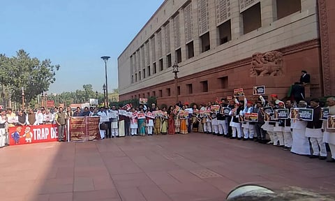 இந்தியா-அமெரிக்கா வர்த்தக ஒப்பந்தம்: பாராளுமன்ற வளாகத்தில் போராட்டம் நடத்திய எதிர்க்கட்சிகள்