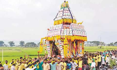கோவில் கொடைவிழாவில், கோவிலுக்கு சப்பர ஊர்வலம் சென்ற காட்சி.