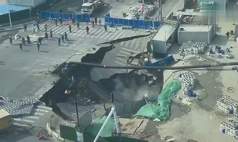 சீனாவில் திடீரென உள்வாங்கிய சாலை - மிரளவைக்கும் வீடியோ