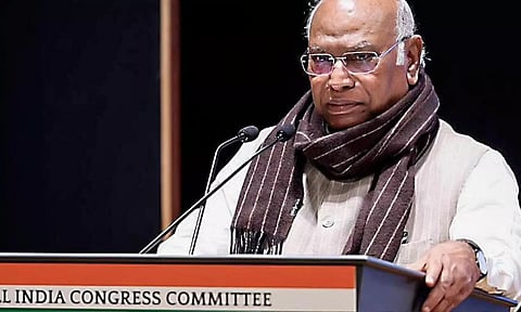 பணிபுரியும் இடங்களில் அதிகரிக்கும் சாதி பாகுபாடு.. கார்கே கவலை