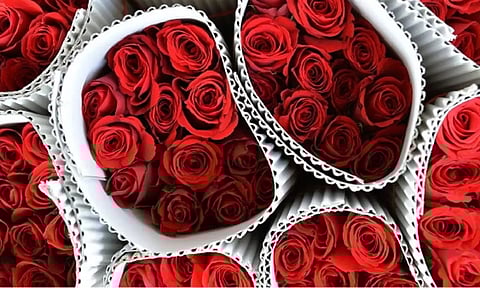 நாளை காதலர் தினம்: ரோஜா பூங்கொத்துக்கள் ரூ.600 வரை விலை உயர்வு