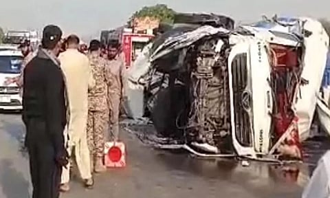 பாகிஸ்தானில் சோகம்: பயணிகள் பேருந்து-லாரி மோதலில் 13 பேர் உயிரிழப்பு