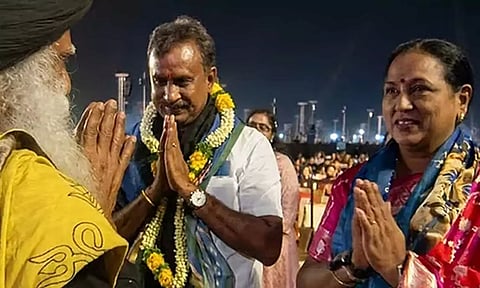 அதிமுக கூட்டணியில் இணைகிறதா தேமுதிக? - ஈஷா சிவராத்திரி விழாவில் எஸ்.பி.வேலுமணி-பிரேமலதா சந்திப்பு