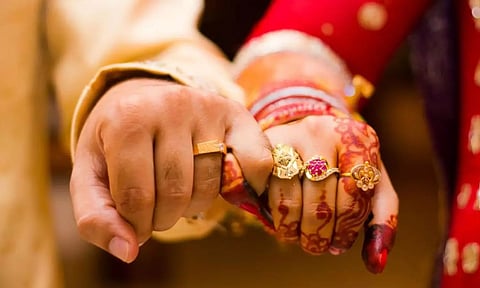 ரூ.1.5 கோடிக்கு கணவனை மற்றொரு பெண்ணுக்கு விட்டுக்கொடுத்த மனைவி