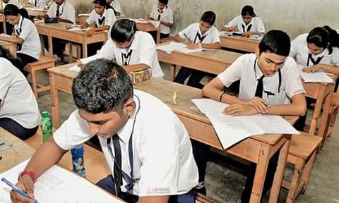 சி.பி.எஸ்.இ. 10, 12-ம் வகுப்பு பொதுத்தேர்வு இன்று தொடக்கம்