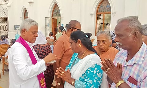 சாம்பல் புதன் சிறப்பு திருப்பலி - வேளாங்கண்ணி பேராலயத்தில் கிறிஸ்தவர்கள் பங்கேற்று பிரார்த்தனை