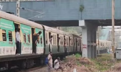 சென்னை புறநகர் மின்சார ரெயில் சேவை பாதிப்பு