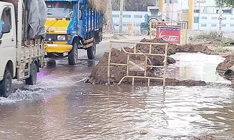 நிலக்கோட்டையில் அடிக்கடி குடிநீர் குழாய்கள் உடைவதால் வீணாகி செல்லும் தண்ணீர்
