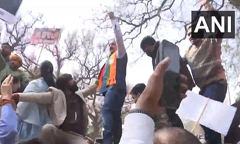 மேலாடையின்றி போராட்டம்: 4 காங்கிரஸ் தலைவர்கள் கைது- பாஜக-வினர் பதில் போராட்டம்