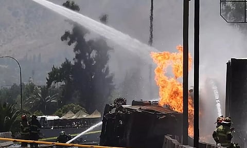 சிலி நாட்டில் எரிவாயு ஏற்றி சென்ற லாரி கவிழ்ந்து வெடித்தது - 4 பேர் பலி