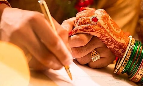 பதிவுத் திருமணம் செய்ய பெற்றோர் சம்மதம் கட்டாயம்.. காதல் ஜோடிகளுக்கு செக் வைத்த குஜராத் அரசு!