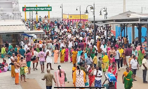 விடுமுறை தினம், முகூர்த்த நாள் - திருச்செந்தூர் கோவிலில் குவிந்த பக்தர்கள்