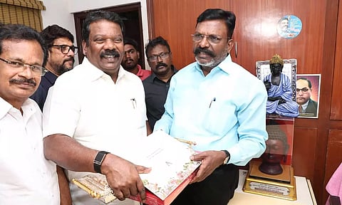 திருமாவளவனை சந்தித்து தனது மகளின் திருமண நிச்சயதார்த்த அழைப்பிதழ் வழங்கிய செல்வப்பெருந்தகை