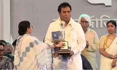 தேர்தல் கணக்கு... பாஜக மாநிலங்களவை எம்பிக்கு விருது வழங்கிய மம்தா பானர்ஜி