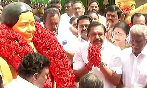 ஜெயலலிதா சிலைக்கு மாலை அணிவித்து எடப்பாடி பழனிசாமி மரியாதை