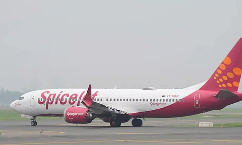 டெல்லியில் நடுவானில் விமானத்தில் என்ஜின் கோளாறு: அவசரமாக தரையிறக்கம்