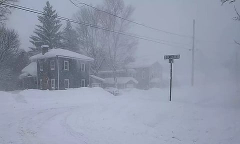 பனிப்புயலில் சிக்கித்தவிக்கும் அமெரிக்கா... 11,000 விமானங்கள் ரத்து..!