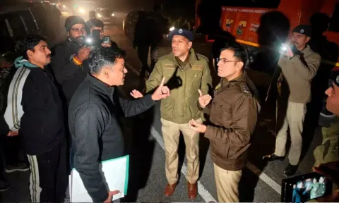 VIDEO: நடு ரோட்டில் வாக்குவாதம்.. டெல்லி போலீசார் மீது கடத்தல் வழக்குப்பதிந்த இமாச்சல் போலீசார்