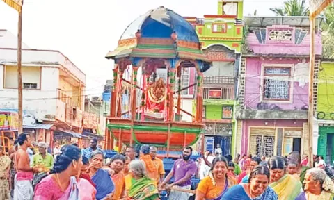 மாசித்திருவிழா 6-ம் நாள்: திருச்செந்தூர் கோவிலில் கோ ரதத்தில் சுவாமி வீதி உலா