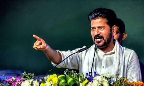 பெற்றோரை கவனித்துக் கொள்ளாத அரசு  ஊழியர்கள் சம்பளத்தில் 15% பிடித்தம் செய்ய தெலுங்கானா அரசு முடிவு