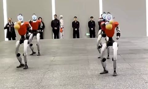 ஜெர்மனி அதிபருக்கு உற்சாக வரவேற்பு அளித்த ரோபோக்கள்