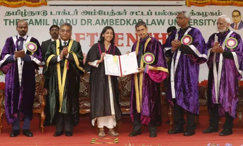 டாக்டர் அம்பேத்கர் சட்டப் பல்கலைக்கழக பட்டமளிப்பு விழா - மாணவர்களுக்கு டாக்டர் பட்டத்தை வழங்கினார் ஆளுநர்