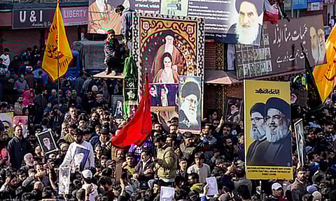 ஈரான் அதிபர் கமேனி பலி: அமெரிக்காவுக்கு எதிராக காஷ்மீரில் போராட்டம்