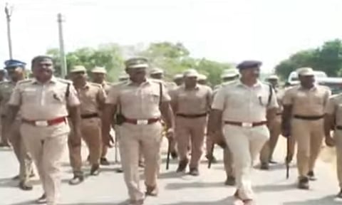 நாங்குநேரி இரட்டை கொலை சம்பவம் - கிராம மக்களிடம் எஸ்.பி. பேச்சுவார்த்தை