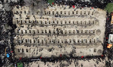 'இதுதான் அமெரிக்கா கூறிய மீட்பு' - 165 குழந்தைகளை புதைக்க தோண்டிய குழிகளின் படத்தை பகிர்ந்த ஈரான்