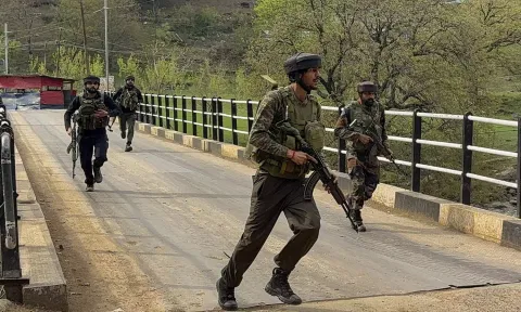 போர் எதிரொலி: இஸ்ரேல் சுற்றுலா பயணிகளுக்கு துப்பாக்கி ஏந்திய போலீஸ் பாதுகாப்பு