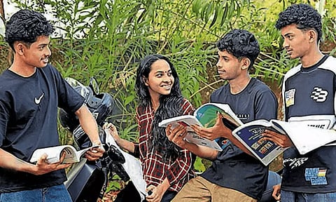 கேரளாவில் பிளஸ்-2 தேர்வு எழுதும் ஒரே நேரத்தில் பிறந்த `நால்வர்'