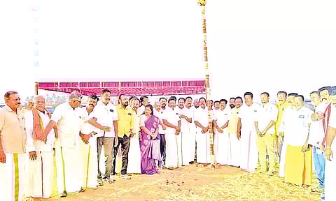 &nbsp;பிரதமர் மோடி பங்கேற்கும் பொதுக்கூட்டத்துக்கு தேசிய ஜனநாயக கூட்டணி கட்சி சார்பில் முகூர்த்தக்கால் நட்ட போது எடுத்த படம்.