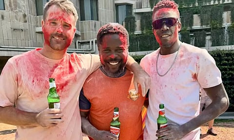 ஹோலி பண்டிகை கொண்டாடிய ஜிம்பாப்வே வீரர்கள்