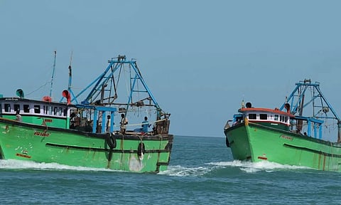 ராமேசுவரம் அருகே எல்லை தாண்டி மீன்பிடித்த இலங்கை மீனவர்கள் 2 பேர் கைது