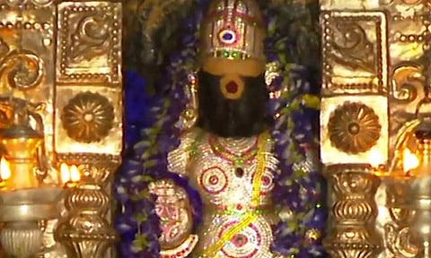 #SaniPeyarchi கும்ப ராசியில் இருந்து மீன ராசிக்கு இடம்பெயர்ந்தார் சனி பகவான்- திருநள்ளாறு கோவிலில் சிறப்பு வழிபாடு