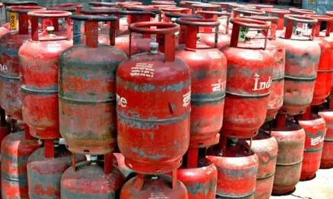 வீட்டு உபயோக கியாஸ் சிலிண்டர் விலை ரூ.60 உயர்வு: இன்று முதல் அமல் #LPGGas