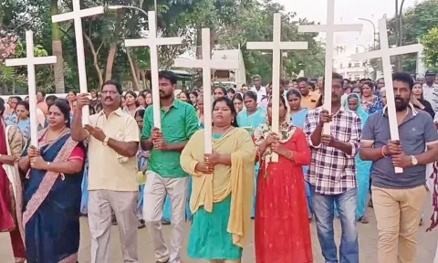 வேளாங்கண்ணி பேராலயத்தில் சிலுவை பாதை ஊர்வலம் - ஆயிரக்கணக்கானோர் பங்கேற்பு