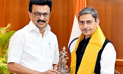 ஆளுநர் ஆர்.என்.ரவியுடன் சந்திப்பு - மலர்கொத்து கொடுத்து வாழ்த்து தெரிவித்த #MKStalin