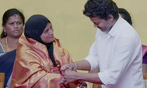 TVK மகளிர் தின கொண்டாட்டம்: பெண் சிறப்பு அழைப்பாளர்களுக்கு பரிசு வழங்கிய விஜய்