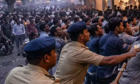 #Kerala-வை அதிரவைத்த 'ரூ.1 செருப்பு' அறிவிப்பு..!- தள்ளுமுள்ளு, போலீஸ் தடியடியால் ரணகளமான கடை திறப்பு விழா