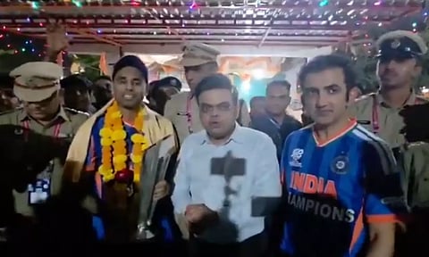 #T20WorldCup2026 கழுத்தில் மாலை... கையில் டி20 உலகக் கோப்பை... அனுமன் கோவிலில் வழிபாடு செய்த SKY- வைரல் வீடியோ