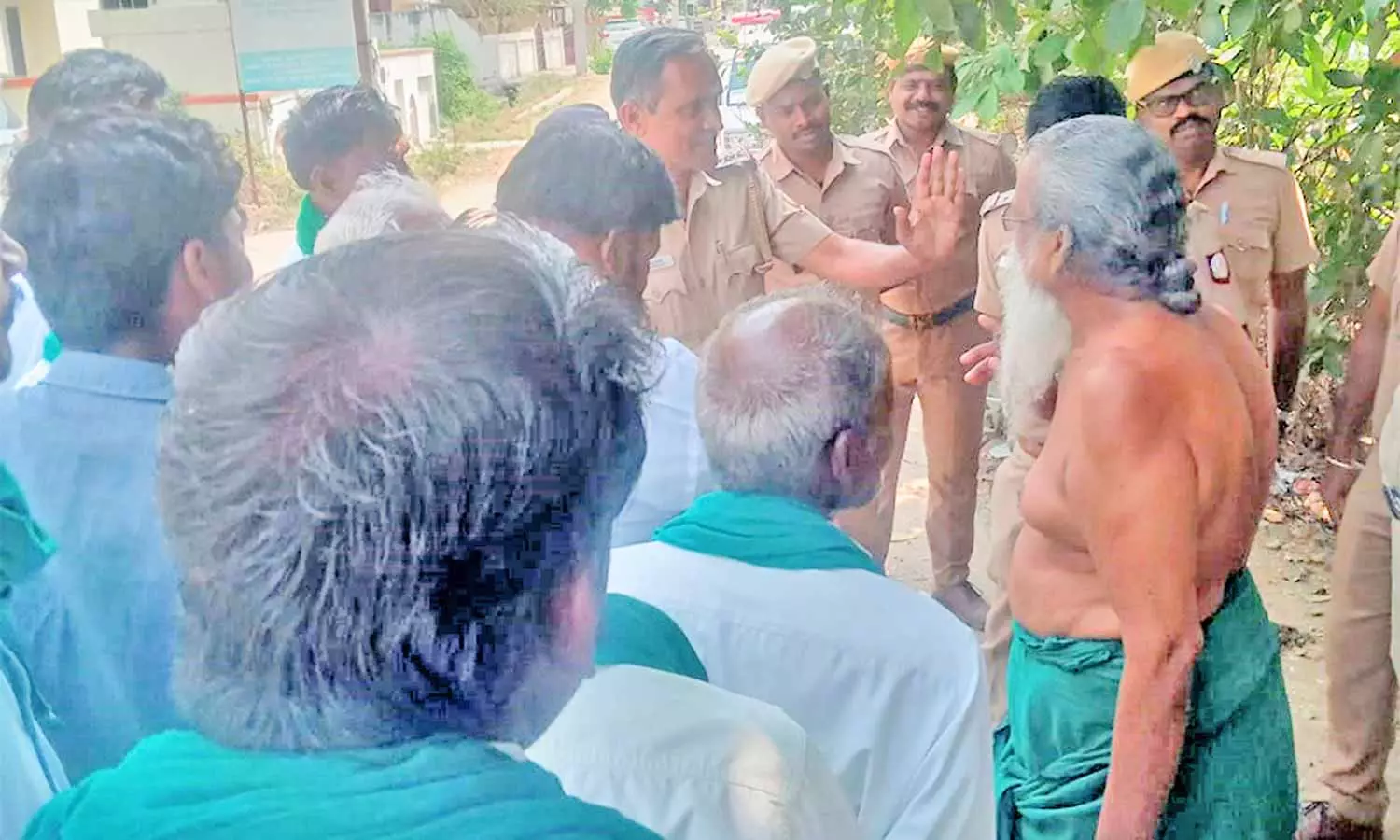 #FarmersProtest காவிரி ஆற்றில் இறங்கி போராட்டம் நடத்திய அய்யாக்கண்ணு கைது