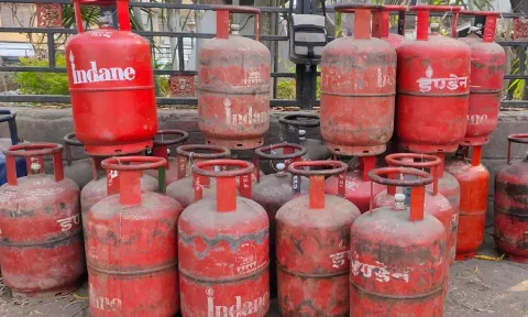 சிலிண்டர் தட்டுப்பாட்டை தடுக்க அதிரடி: இனி 25 நாட்களுக்கு ஒருமுறை மட்டுமே முன்பதிவு செய்ய முடியும்