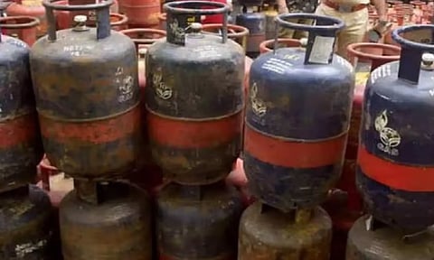 Gas Shortage | அமெரிக்கா - ஈரான் போர் எதிரொலி: தமிழகத்தில் வணிக சிலிண்டர்கள் விநியோகம் நிறுத்தம்